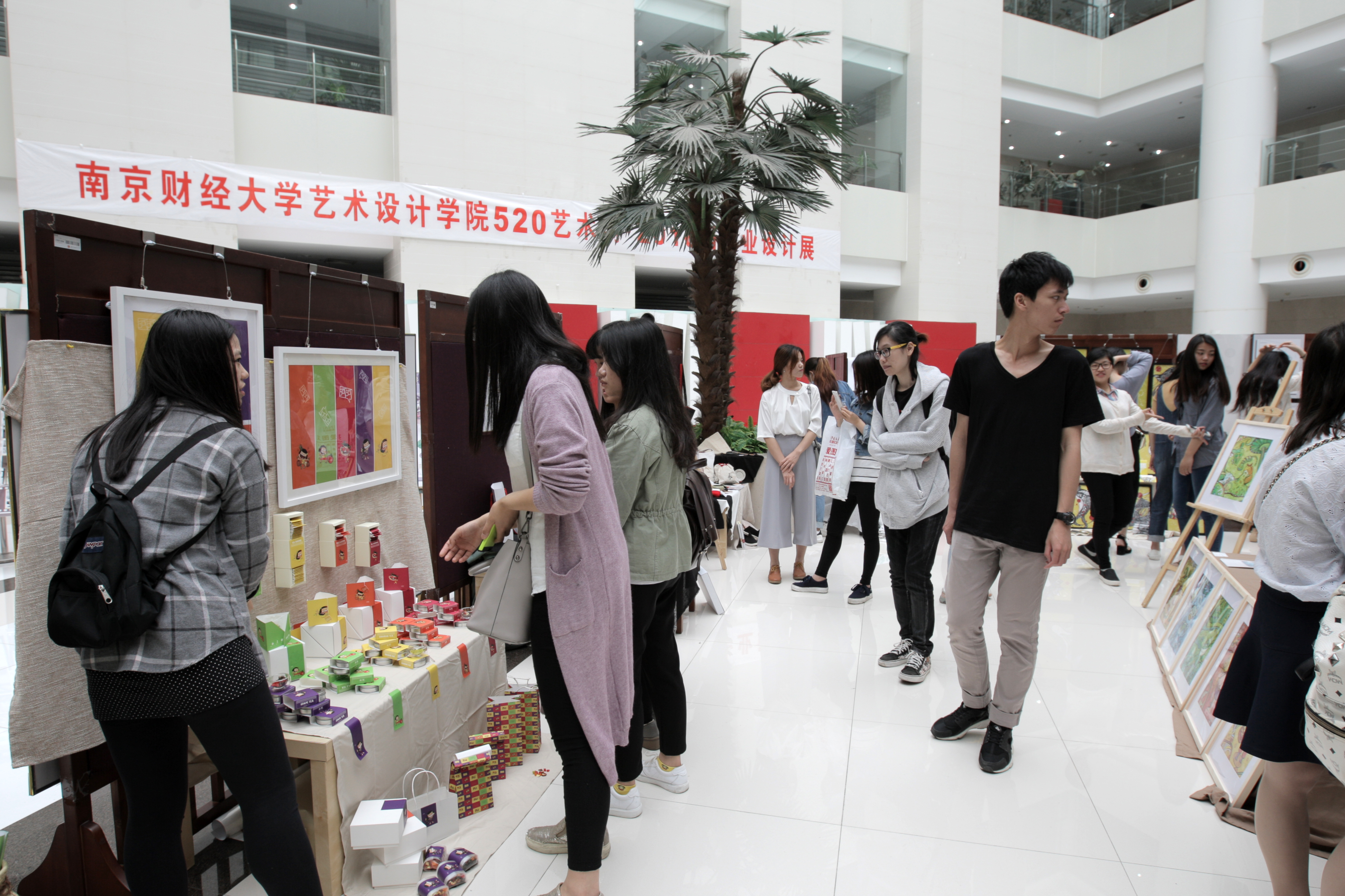 学生参加展览.jpg