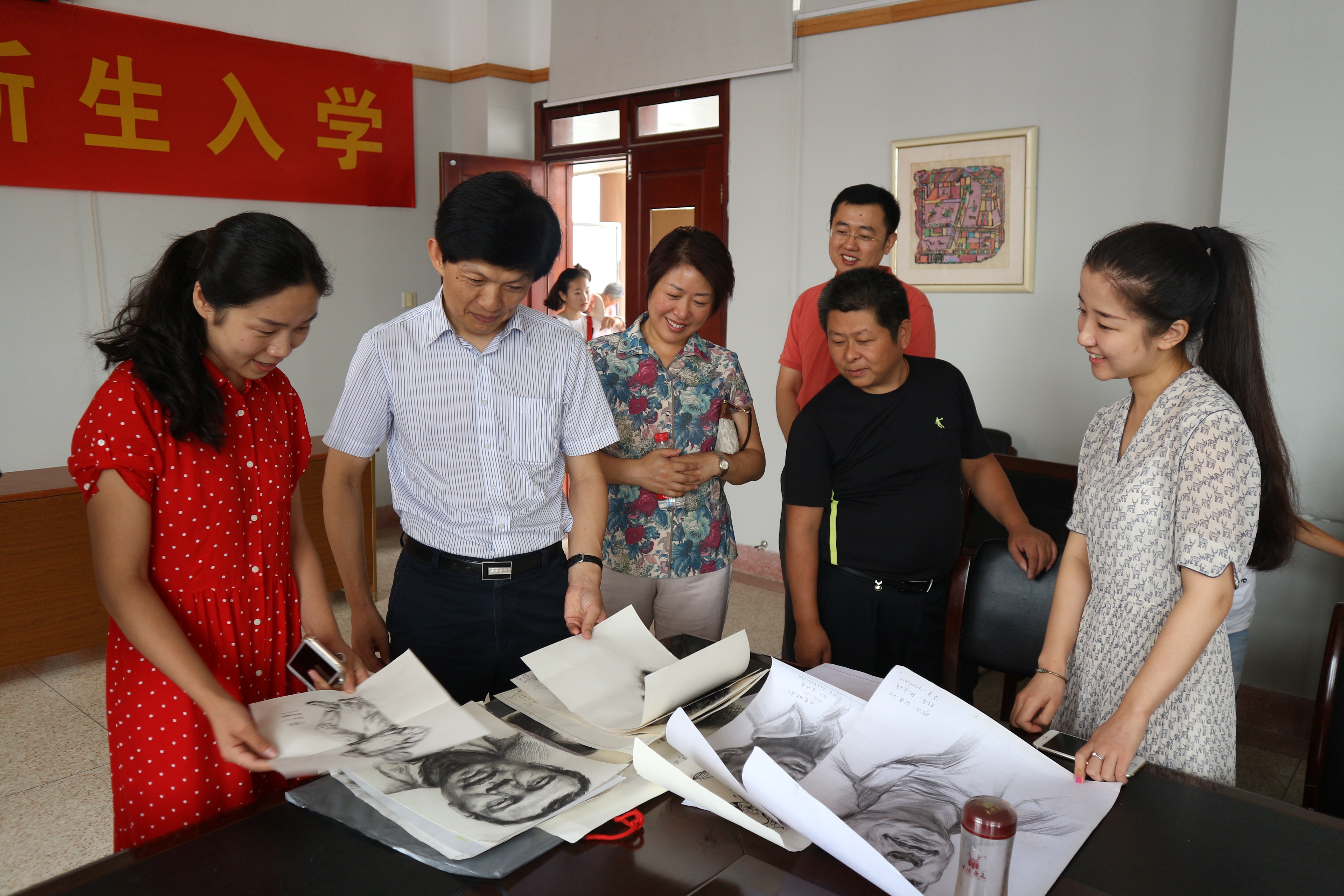 宋学锋校长视察伟德bv1946官网迎新工作并翻阅新生暑期作业作品.JPG